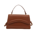 Minimalistische karamellbraune Lederhandtasche mit geometrischer Textur und Goldakzenten - Braun