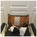 Detailansicht der braunen Baguette-Tasche mit Kleeblatt-Gurt und goldener Kette - Braun