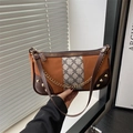 Sac à épaule rétro bicolore en tissu caramel avec motifs géométriques et chaîne dorée - Marron
