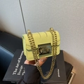 Mini Umhängetasche in Neongelb mit goldener Kette und quadratischem Metallverschluss - Grün