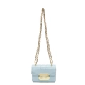 Minimalistische hellblaue Mini-Kettentasche mit goldenem Verschluss und quadratischem Design - Blau