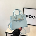 Elegante borsa a mano azzurra capiente con chiusura dorata e tracolla rimovibile - Blu