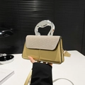Bolso bandolera de lujo oro champán con solapa de pedrería y asa metálica plateada - Dorado
