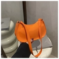 Dettaglio della borsa a spalla arancione lucida a mezzaluna in pelle PU con tracolla - Arancione