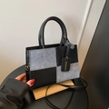 Borsa a mano quadrata bicolore nera e grigia con targhetta e manici arrotondati - Nero