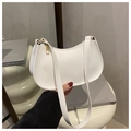 Dettaglio ravvicinato della borsa a mezzaluna bianca lucida con cerniera in metallo dorato - Bianco