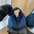 Borsa a tracolla vintage in denim blu scuro con cuciture bianche e spallina larga - Blu scuro