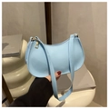 Dettaglio borsa a mezzaluna in vernice azzurra con elegante cerniera in metallo dorato - Blu