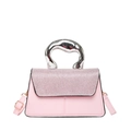Sac à bandoulière rose avec rabat pailleté et poignée métallique argentée sculptée - Rose