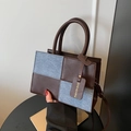 Piccola borsa quadrata alla moda in patchwork di pelle marrone e tessuto grigio - caffè