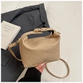 Dettaglio mini borsa a bauletto in paglia intrecciata con fibbia dorata e tracolla - Cachi