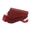 Bolso de hombro rojo oscuro con textura trenzada y correa ancha en fondo blanco - Rojo