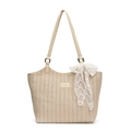Beige Stroh-Tote-Bag mit V-Muster-Webung und einer großen weißen Spitzenschleife - Weiß