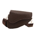 Bolso silla marrón con textura tejida, correa ancha y herrajes dorados sobre fondo blanco - Marrón