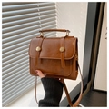 Dettaglio borsa vintage in pelle PU marrone con hardware dorato e finitura lucida - Marrone