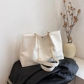 Grand sac cabas beige en cuir grainé avec bandoulière chaîne dorée pour le quotidien - Blanc Cassé