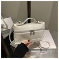 Detalle de bolso bandolera de cuero blanco con cremallera plateada y asa superior - Blanco