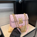 Borsa a tracolla trapuntata rosa con catena dorata e chiusura quadrata da donna - Rosa