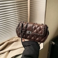 Borsa a tracolla trapuntata marrone scuro con catena argento e chiusura a girello - Marrone