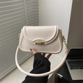 Bolso bandolera minimalista de cuero blanco con hebilla dorada y asa redonda - Blanco