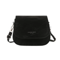 Bolso bandolera negro minimalista con textura plisada y hebillas plateadas sobre blanco - Negro