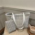 Elegante graue Tweed-Einkaufstasche mit passender kleiner Tasche auf beigem Grund - Weiß