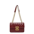 Gesteppte weinrote Kettenschultertasche mit goldener Schnalle und Glanzfinish - Rot
