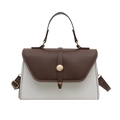 Bolso moderno bicolor en marrón y blanco con hebilla dorada redonda y asa superior - Marrón
