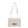 Minimalistische beige Umhängetasche mit Silberkette und rundem Metall-Logo-Verschluss - Weiß