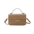 Elegante tiefbraune glänzende Umhängetasche mit goldener Hardware und Tragegriff - Khaki