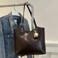 Borsa tote vintage in morbida pelle marrone con ciondolo baseball su giacca jeans - Con Ciondolo / Marrone