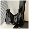 Primer plano del bolso tote de cuero PU negro con cremalleras dobles y detalle de lazo - Negro