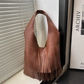 Bolso hobo de cuero marrón con flecos largos y diseño de textura de lichi - Marrón