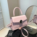 Rosa Handtasche aus Kunstleder mit Krokoprägung und Goldverschluss, gespiegelt - Rosa
