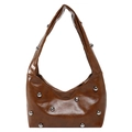 Sac à bandoulière hobo marron avec rivets argentés et design en forme de demi-lune - Marron