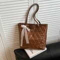 Grand sac cabas matelassé marron avec nœud en dentelle et détails dorés élégants - Marron