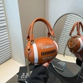 Bolso de mano de moda con forma de rugby marrón con cadena y rayas blancas deportivas - Marrón