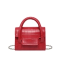 Mini bolso rojo con textura de cocodrilo, asa curva y correa de cadena plateada - Rojo