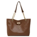 Braune Shopper-Tasche mit Webmuster, goldener Kette und Hirsch-Anhänger auf weißem Grund - Braun