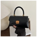 Detalle de bolso bandolera vintage negro con hebilla dorada y acabado de cuero texturizado - Negro