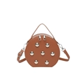 Borsa a tracolla rotonda in pelle marrone con borchie argento e tracolla a catena - Marrone