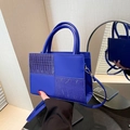 Borsa tote blu reale con motivo a coccodrillo e dettagli in metallo dorato - Blu