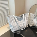 Bolso tote blanco con estampado de letras M y colgante dorado para uso diario - Blanco