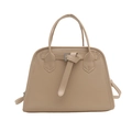 Bolso trapezoidal beige con hebilla de metal para la moda femenina contemporánea - Caqui