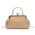 Elegante geweven beige schelptas met gouden kersensluiting en bloemenketting details - Khaki