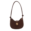 Sac hobo marron minimaliste avec boucle dorée et bandoulière à nœuds sur fond blanc - Marron