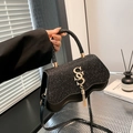 Bolso bandolera retro de purpurina negra con fondo ondulado y logo dorado con borlas - Negro