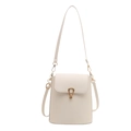 Borsa a secchiello beige minimalista con una particolare chiusura metallica a goccia oro - Bianco