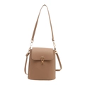 Borsa a secchiello beige minimalista con chiusura a goccia d'oro e doppia tracolla - Cachi