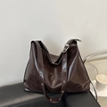 Grand sac fourre-tout minimaliste en simili cuir marron foncé brillant avec œillets argentés - Marron